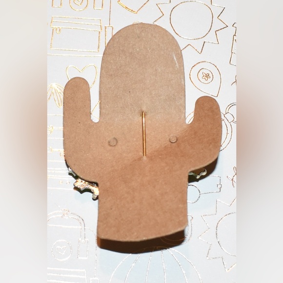 Holiday Wreath Pin - Picture 2 of 2